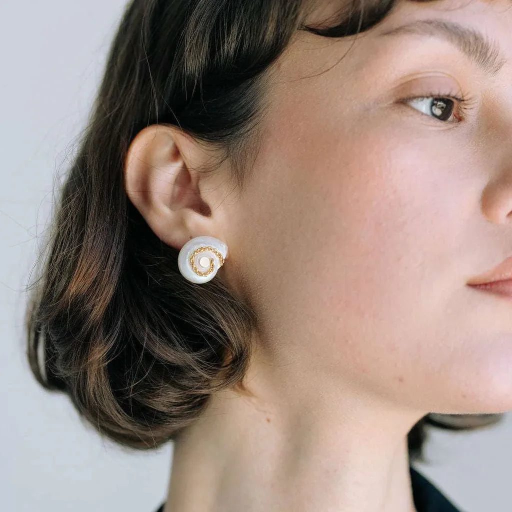 Idées cadeaux pour femme : boucles en coquillages naturels portées, bijou artisanal français GISEL B